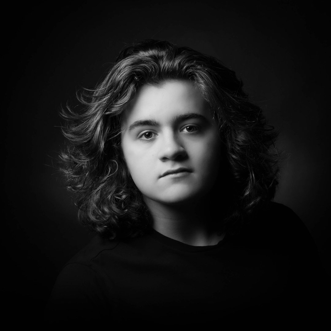 Retrato de una editora de cultura argentina de unos 30 años, cabello rizado