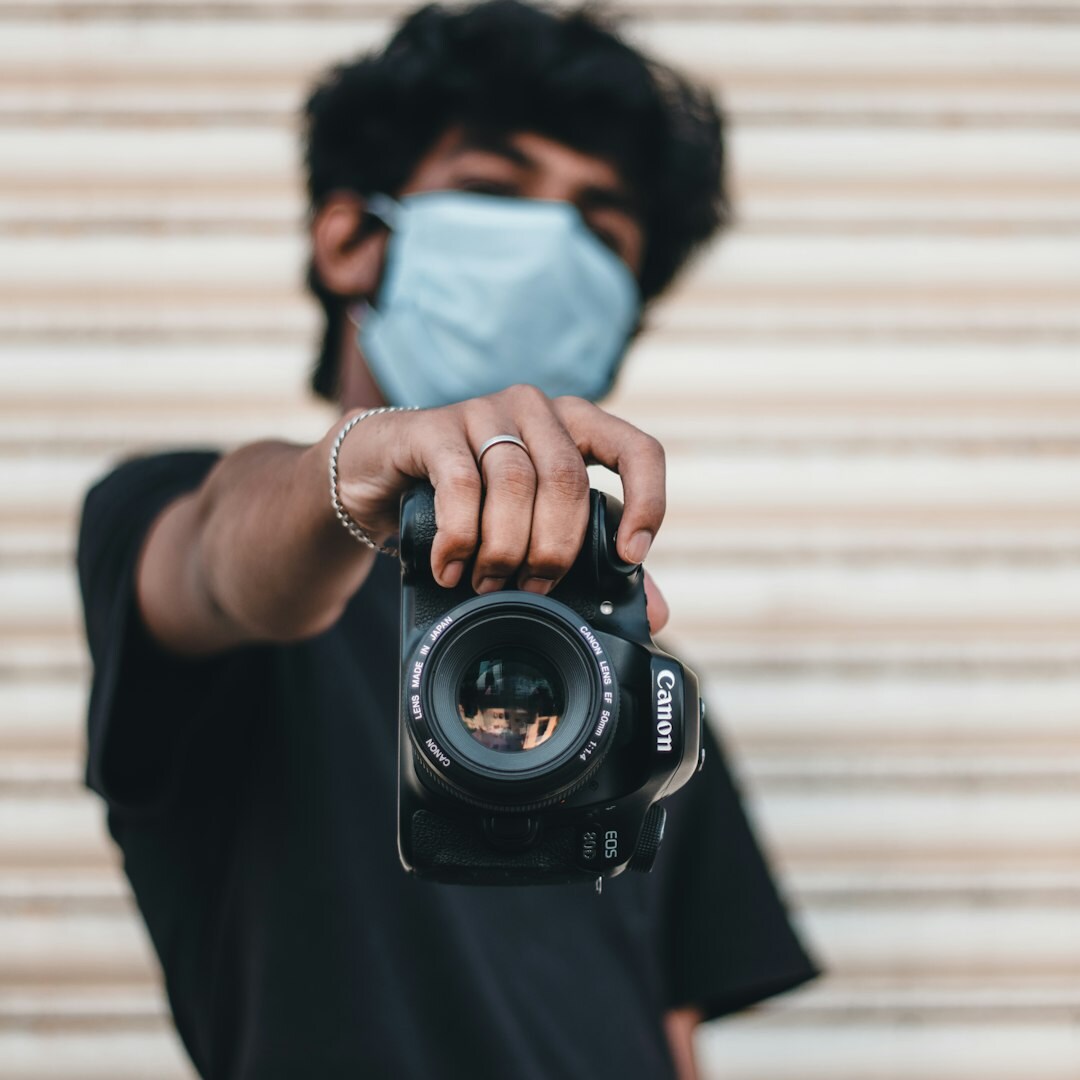 Fotógrafo argentino ajustando una cámara profesional durante una sesión editorial