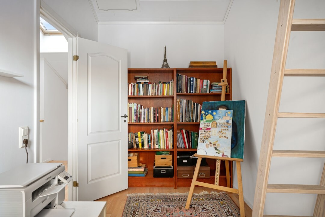 Estudio editorial con escritorios de madera, revistas y luz natural