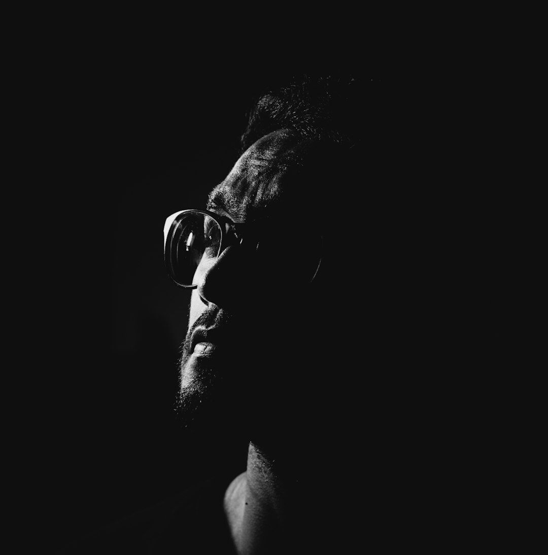 Retrato de un director de arte argentino de unos 38 años con barba y anteojos