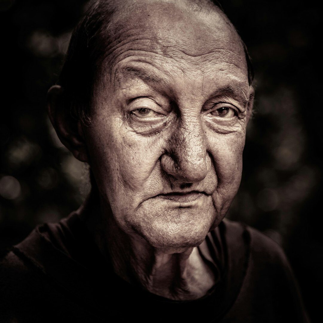 Retrato de un fotógrafo argentino de unos 50 años, cabello canoso