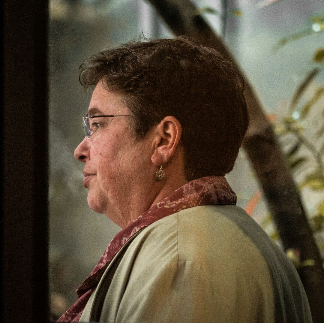 Retrato de una directora editorial argentina de unos 45 años, cabello oscuro, mirada segura