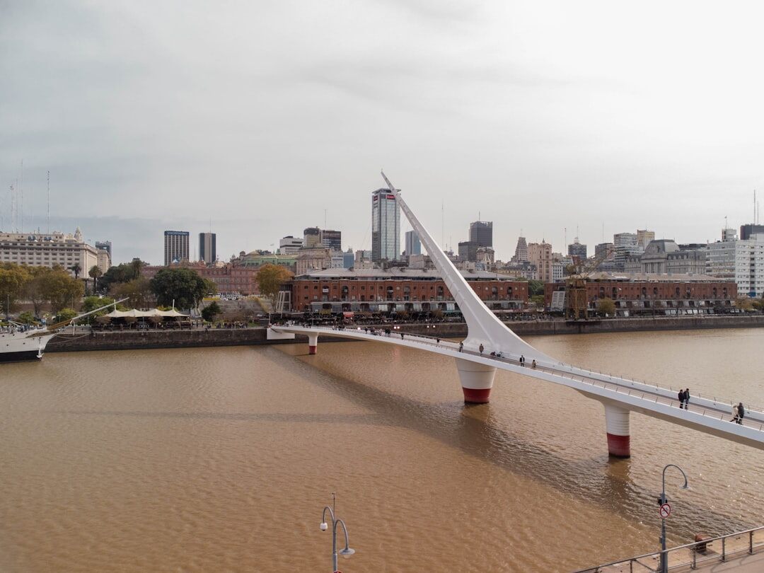 Vista del atardecer sobre el Río de la Plata desde la costa de Buenos Aires