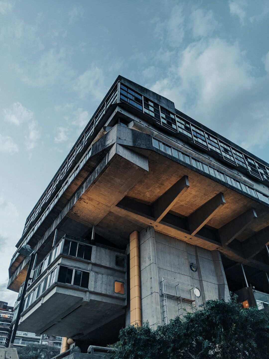 Fachada minimalista de un edificio moderno en Buenos Aires con líneas geométricas
