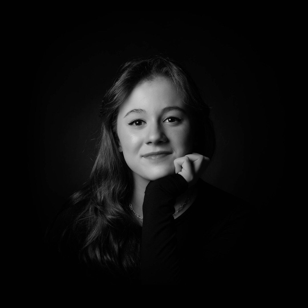 Retrato de una diseñadora argentina de mediana edad en su estudio de trabajo