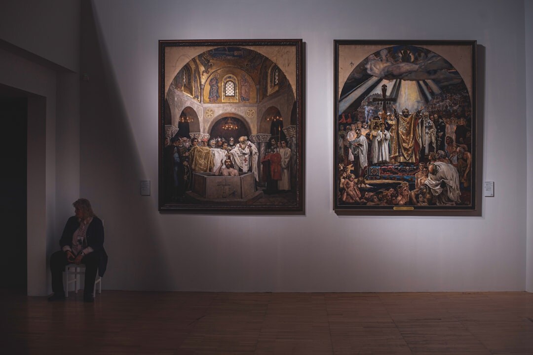 Galería de arte contemporáneo con obras iluminadas en paredes blancas