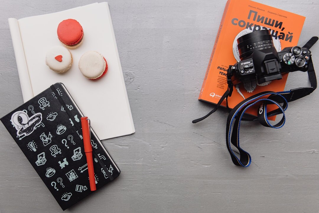 Escritorio editorial con cuaderno, taza de café y cámara fotográfica