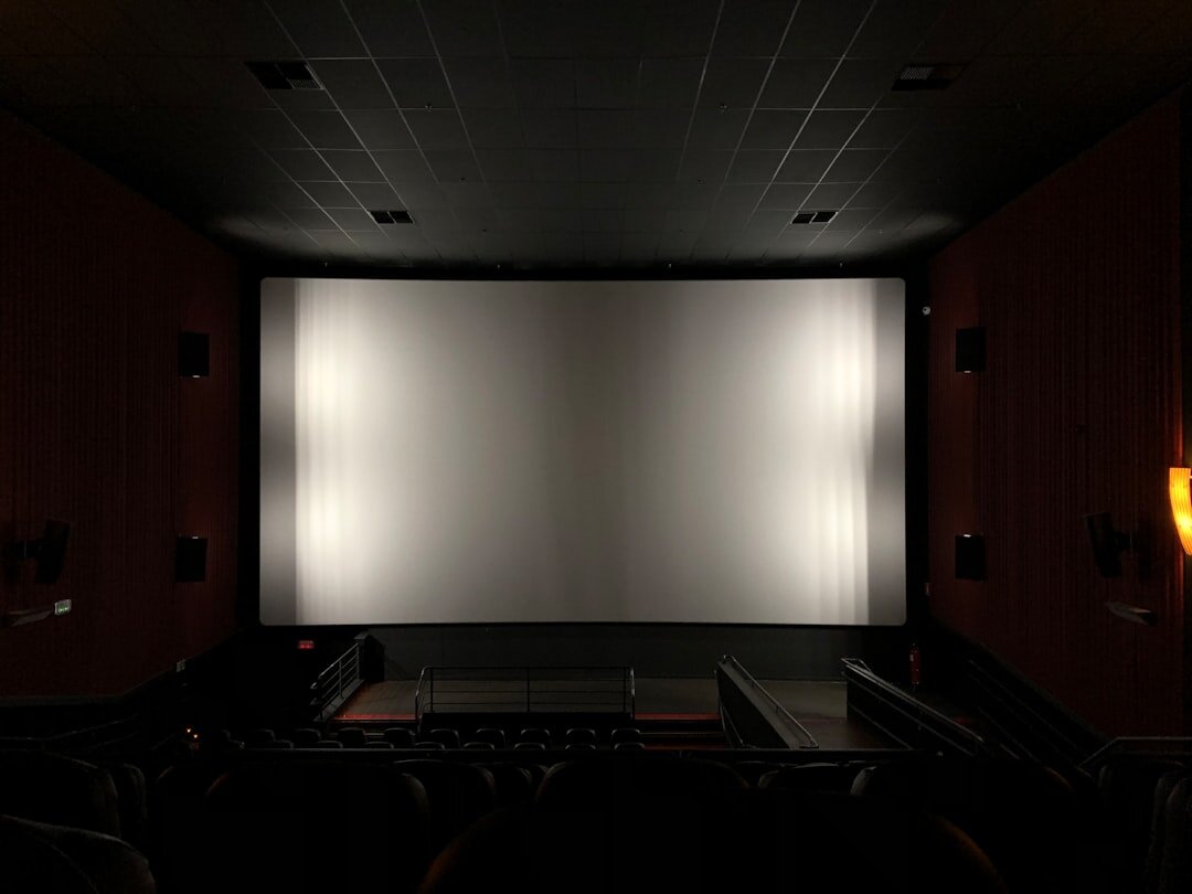 Sala de cine vacía con butacas de terciopelo antes de una proyección de festival